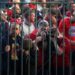 Disa video të Champions/ Policët hedhin sprej në drejtim të tifozëve të Liverpoolit