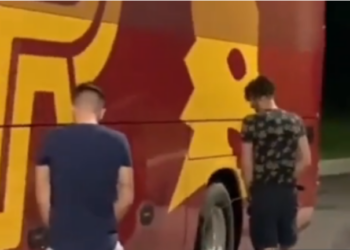 Nis “lufta” para finales/ VIDEO e tifozëve të Feyenoord që i bëjnë sh*rrën autobusit të Romës në Tiranë