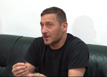 Roma rrëmbeu trofeun e Conference Leauge, legjenda Totti: Shqipëria na solli fat, stadiumi i mrekullueshëm