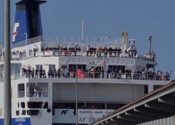 Zbarkojnë 1100 tifozë të Romës/ Mbërrijnë në portin e Durrësit dy tragetet nga Bari