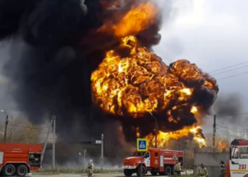 VIDEO/ Shpërthen zjarri në një fabrikë kimike në Rusi, re të mëdha tymi “pushtojnë” qiellin. Goditja misterioze në të gjithë vendin