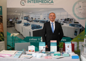 Rrugëtimi në tri dekada i mjekut, Vasil Llajo, nga mikroskopi tek perandoria “Intermedica”