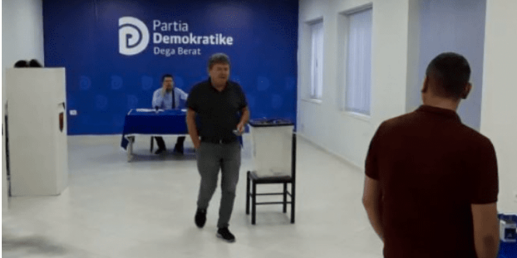 "Gara"/ Nis procesi, demokratët votojnë për kreun e PD mes Ibsen Elezit dhe Sali Berishës