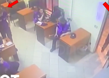 VIDEO/ Momenti shokues kur efektivi i policisë qëllon për vdekje kolegun! I vendosur për ta vrarë, hapi derën dhe e…!