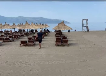 Nuk ka vrojtues në plazhe: Turizmi, sektori që kërkon më shumë punëtorë