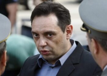 ‘Rusia nuk na ka bombarduar!’ Ministri i Brendshëm serb shpërthen në akuza ndaj Perëndimit