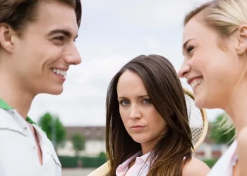 “Po u bëtë sërish bashkë do ju vras!”/ Takonte fëmijët dhe ish-gruan, “tërbohet” e dashura e re: E tërhoqa nga bluza…!