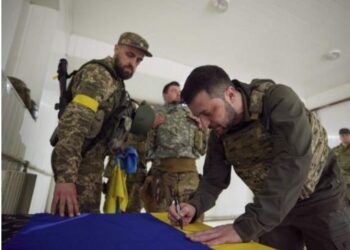 Vizita e Zelenskyt në Kharkiv dhe mesazhet që fshihen pas saj. Ja pse rusët goditën me raketa një orë më pas