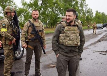 Një udhëtim i rrallë/ Zelensky del nga Kievi, shkon në vijën e frontit të përballjes me rusët në Kharkiv