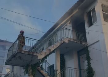 FOTOT/ Zjarr në ish-zyrat e PD-së në Fier, pamjet nga vendngjarja. Mister shkaku