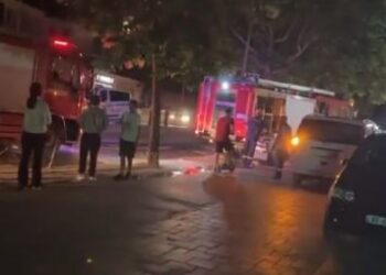 FOTO/ Rrjedhje gazi prej një autoboti në Tiranë, forcat zjarrfikëse në vendngjarje. Venë në kontroll flakët