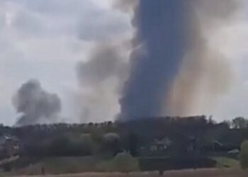 VIDEO/ Shpërthen në flakë fabrika ushtarake ruse në kufi me Ukrainën, re gjigante tymi mbulojnë qytetin