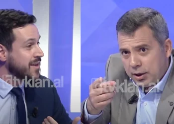 “Duro, o b*thë turtulli…”, analistët sherr në studio: E tregove injorancën më në fund