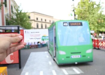 Fëmijët mësojnë rregullat e transportit publik; Si është shndërruar sheshi para Bashkisë Tiranë