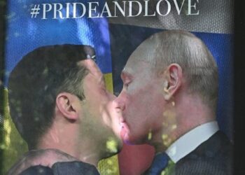 FOTO: ‘Puthje’ mes Putin dhe Zelensky në qendër të Torinos, nxiten reagime të shumta në rrjet