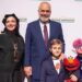 U vlerësua me çmim për strehimin e afganëve, Rama ndan fotot nga ceremonia në New York krah bashkëshortes dhe djalit