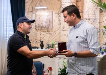 Veliaj nderon me medalje zjarrfikësin hero që i shpëtoi jetën dy vajzave të vogla në Astir