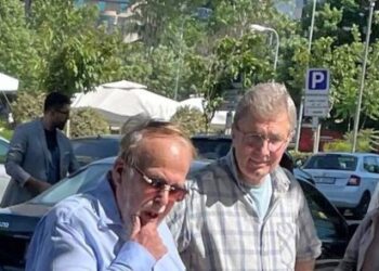 Sot 31-vjetori i PS, Fatos Nano fotografohet në Tiranë duke blerë libra të vjetër