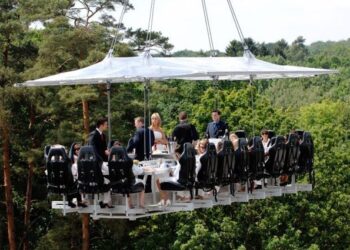 FOTO: Të hash ‘në ajër’! Restoranti ku mund të shijoni një vakt në 50 metra lartësi