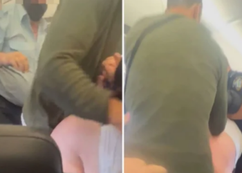 “Në këmbë dhe me pantallona të ulura”/ Urinoi mbi vëllain e tij, policia zbret pasagjerin nga avioni (Video)
