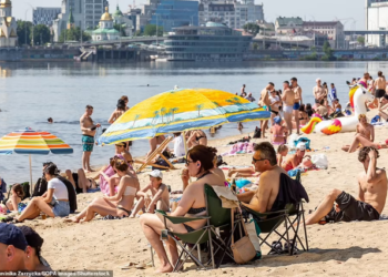 FOTO: Kievi gëzon lirinë! Ukrainasit harrojnë luftën, mbushin plot plazhet dhe parqet