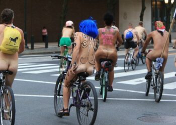 FOTO: Londinezët ‘shokojnë’ botën! Protestojnë komplet nudo mbi biçikleta