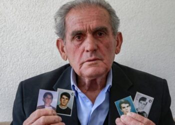 Në lule të rinisë/ Babai nga Kosova pret ende 4 djemtë e humbur gjatë luftës: I morën rob në Serbi!