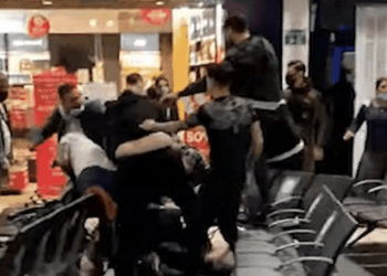 Sherr masiv mes shqiptarësh në aeroport. Dëshmitari: Ishte si një ndeshje e MMA