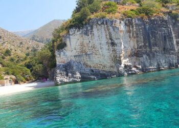 FOTO: Alarmohen pushuesit në Karaburun, ja çfarë u gjend brenda në ujë