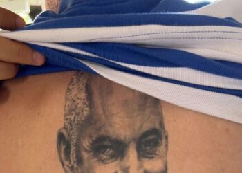 FOTO: I riu nga Durrësi bën tatuazh profilin e kryeministrit Rama në kurriz