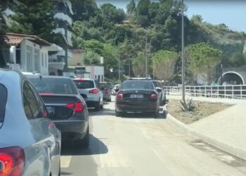 ‘Paralizohet’ Vlora, çfarë po ndodh në akset kryesore rrugore të qytetit bregdetar