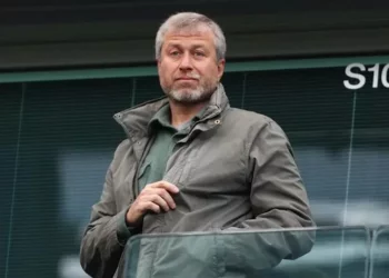 Deputeti ukrainas: Oligarku rus Abramovich është ai që shpëtoi mijëra gra dhe fëmijë në Ukrainë