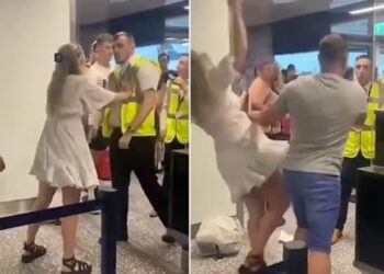 VIDEO/ 39-vjeçari acarohet nga pritja, shtyn të dashurën dhe godet dy punonjësit e aeroportit
