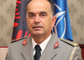 Presidenti i ri/ Kush është Bajram Begaj i pari mjek në historinë e FA që bëhet gjeneral major. Meta e gradoi