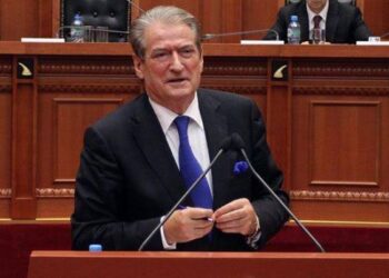 “Nuk qeshet me 20 mijë viktima o zonjë”/ Berisha ‘shpërthen’ ndaj Manastirliut: Ke bërë tendera sekretë…