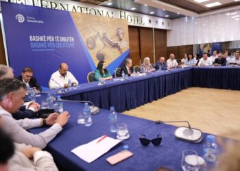 “Saimir Tahiri nuk e ka shpërdoruar detyrën”/ Ish-ministri i LSI në tryezë me Berishën: Arrestimi i tij hakmarrje, poshtërsi e maskaradë