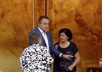 “Të kap për flokësh! Morracake!”, motrat ‘kërcënojnë’ njëra-tjetrën: T’i nxjerr zorrët!
