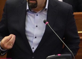 Deputeti shqiptar denoncon në Polici: Më vodhën 50 mijë euro, i kisha mbledhur për të larë borxhet