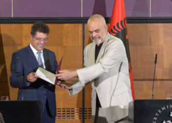 “Nuk bëhet fjalë vetëm për…”/ Rama i dorëzon Komisionerit të BE kërkesën e Shqipërisë për anëtarësim