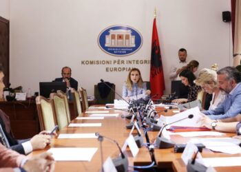 “Beni, Beni. Stop me atë referencë”/ Sherr mes PD dhe PS në mbledhjen e Këshillit të Integrimit Europian, Tabaku: Ule zërin aty, suleni të  gjithë