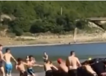 FOTO/ Makina bie në liqen, brenda saj po flinte një 5-vjeçar