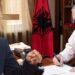 “Si thotë dekreti, sot me datë……, në Tiranë apo Stamboll?”/ Berisha nxjerr “blerjen” e re të ironizojë Metën