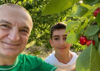 FOTO/ Meta “braktis” Lalzin e publikon pamje nga vendlindja: Duke mbledhur qershitë e fundit. Me Fernandon…!