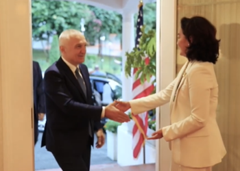VIDEO/ Ambasadorja Yuri Kim bën bashkë ish ministrat e Jashtëm, Meta e Basha shkojnë të parët në Shtëpinë Ryerson