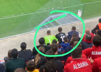 FOTO: Meta dhe Berisha, tifozët bëjnë bashkë ‘politikën’ në stadium