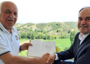 Presidenti Begaj pas takimit me Moisiun: I nderuar që jam pranë këtij burri patriot! Dhurata simbolike që i dha ish-kreu i shtetit