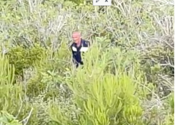 VIDEO/ Zbulohet “piromani” i Sazanit, policia nis menjëherë hetimet. Ja sa vite burg rrezikon