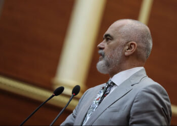“Fshat me rrugë të asfaltuara e vila”/ Gabimet me tekstet shkollore, Rama: U korrigjuan, ja shembujt për vitin e ardhshëm