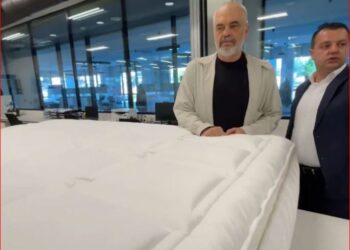 FOTOT/ Një dyshek i personalizuar me firmën e tij, dhurata e pazakontë që i bënë Ramës në Kosovë