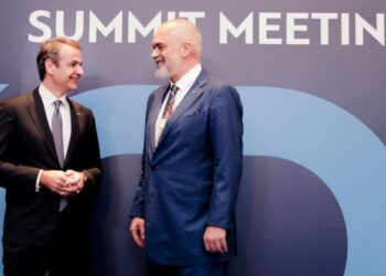 VIDEO/ Rama publikon pamjet nga samiti i SEECP në Selanik, shtrëngon duart me homologun grek Mitsotakis